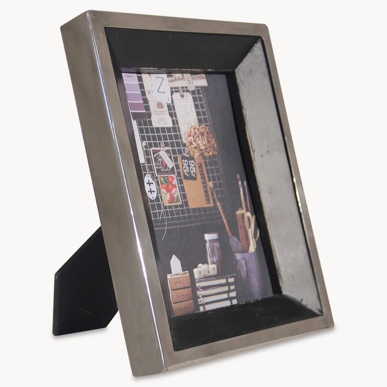 Redlands Large Antique Silver Frame One World