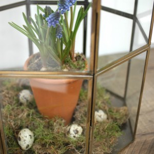 Easter decorating with spring flowers 