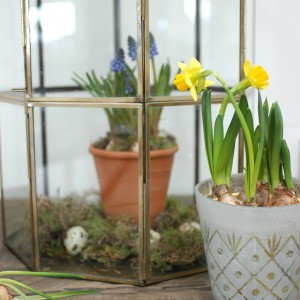 Easter decorating with spring flowers 